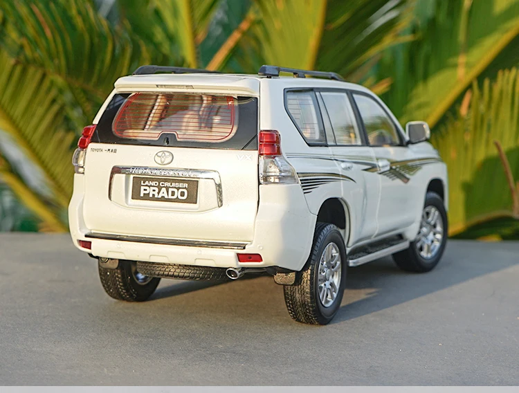 1:18 Toyota Land Cruiser Prado Diecast Suv Car Model Toys For Boy Gifts Collection Hobby White Green With New Original Box