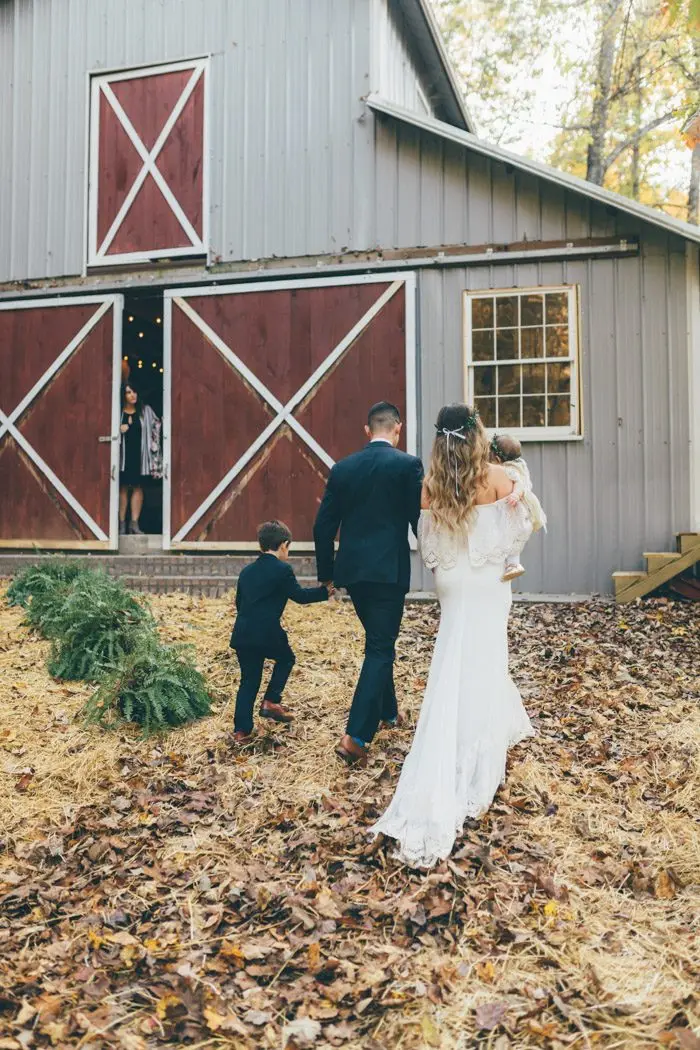 this-oakleaf-cottage-wedding-perfectly-nails-free-spirited-sophistication-amber-phinisee-55-700x1050