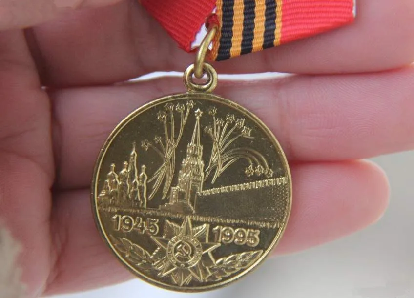 

60th Anniversary of the Liberation of Ukraine in 2004 after the Disintegration of the Soviet Union medal Fidelity badge