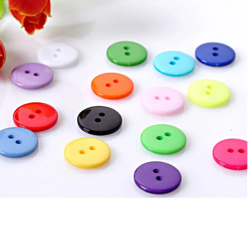 маленькие пуговицы. маленькие пуговицы. пуговица с дырочками. кнопки для поделок. маленькие пуговицы.