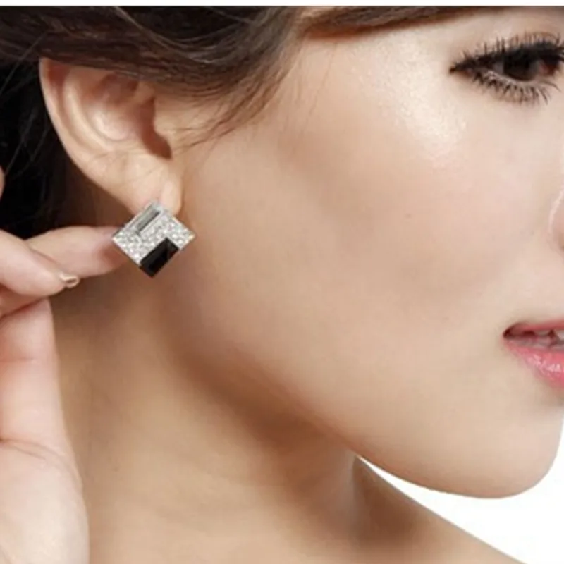 

2018 New Fashion Crystal Dazzling Rhinestones Temperament Square Stud Earrings Elegant black and white square crystal earrings