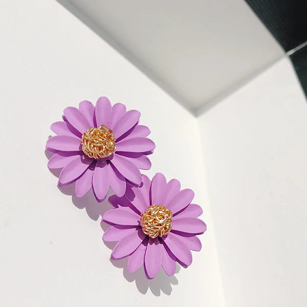 Purple 588 EK590 Новая мода женские милые аэрозольные металлические цветочные серьги-гвоздики для женщин корейские ювелирные изделия детские подарочные серьги для девочек - Окраска металла: Purple 588