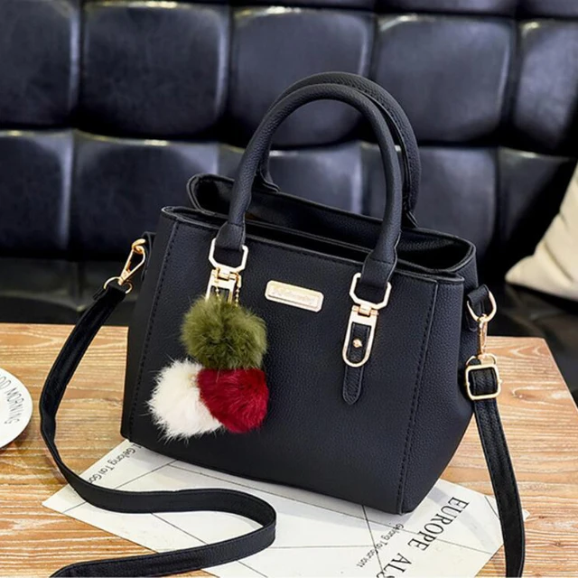 Dames schoudertas met reliëf hanger en pluizige pompon_voghion.com