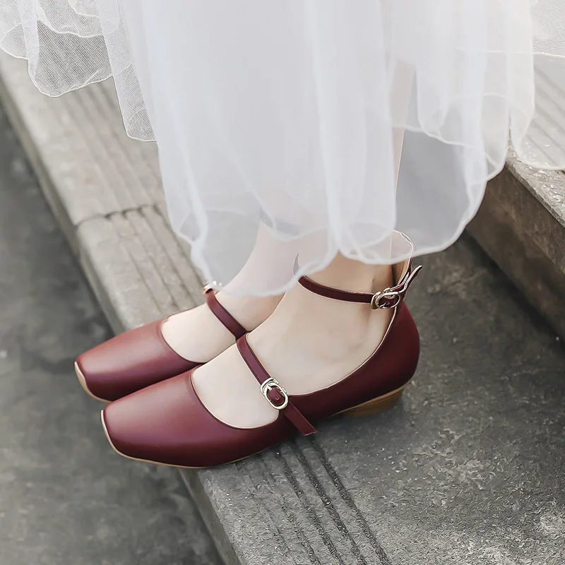 

2018 autumn new style simple and simple with Mary Jane casual shoes retro square head buckle leather shoes.