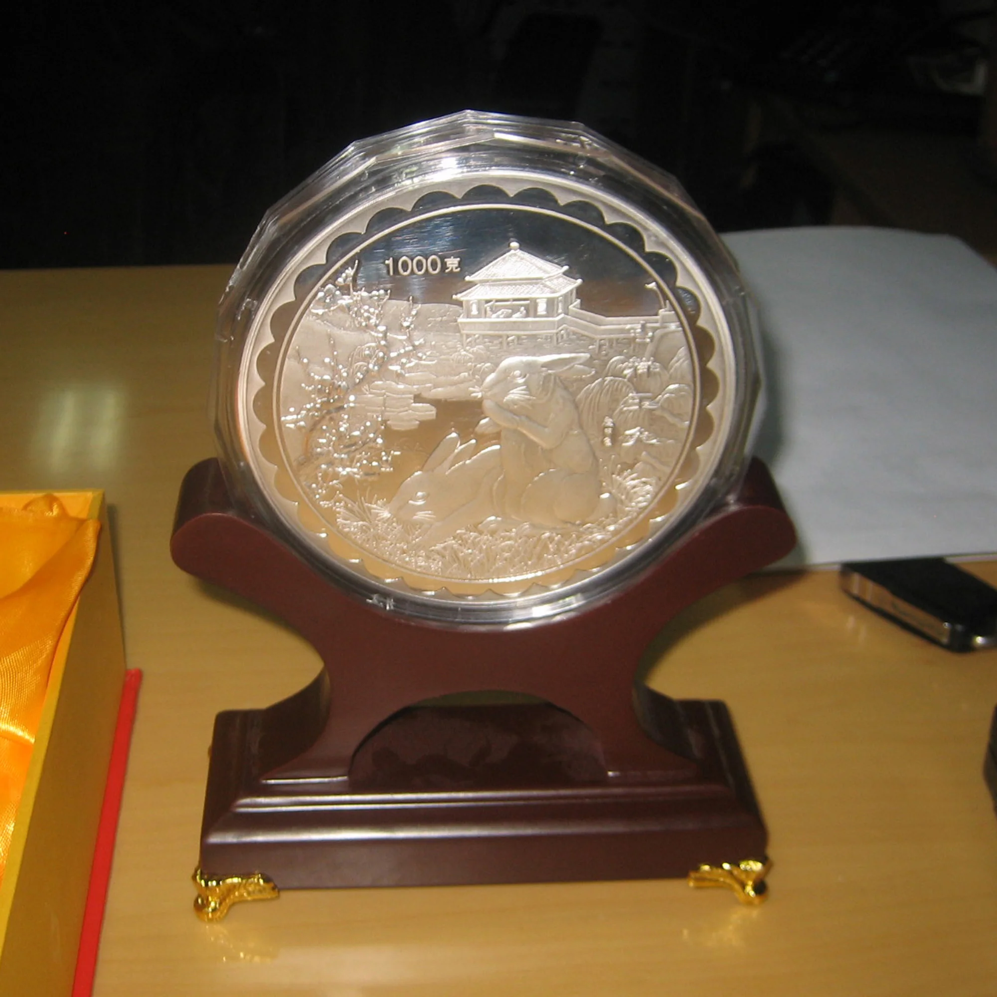

Custom Metal Decorative Building Coin Commemorative Coin with Stand