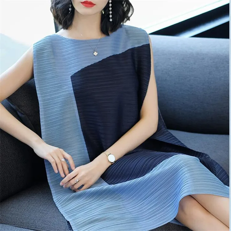 

LANMREM 2019 summer new Vintage O-Neck pleated contrast color sleeveless stitching loose Ladies clothing trend women dress QG89