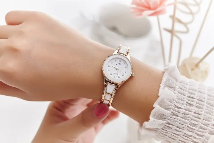 Модные часы женские 2020 наручные. Часы на руку женские. Women dress watches. Реклама женских часов. Часы lige женские.