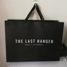 500 шт/партия пользовательские бутик черные бумажные пакеты с логотипом напечатанные для подарочных пакетов/хозяйственная сумка/одежда/ювелирные изделия