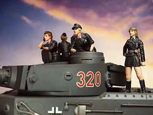 

1/35 Resin Kits New German Female Tank soldier 4pcs/set (no tank)