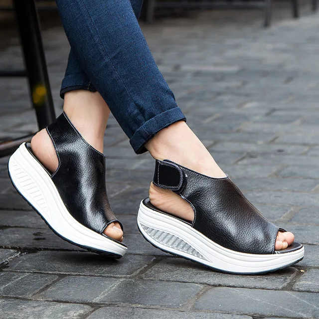 Летняя женская обувь на плоской платформе; сандалии на танкетке; дышащая модная повседневная обувь; популярные женские теннисные сандалии с открытым носком; s074 - Цвет: black