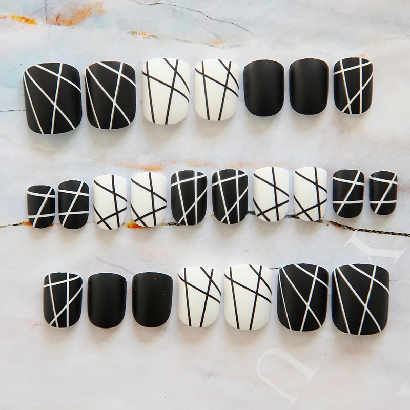 Матовый черный и белый чистый цвет с неупорядоченной линии шаблон поддельные ногти милые накладные ногти 24 шт. короткий размер Леди Полный ногтей советы