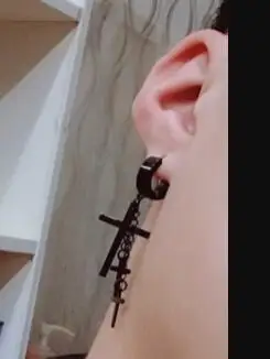 Серьги гвоздики Huggie с кисточками и крестом из нержавеющей стали 2