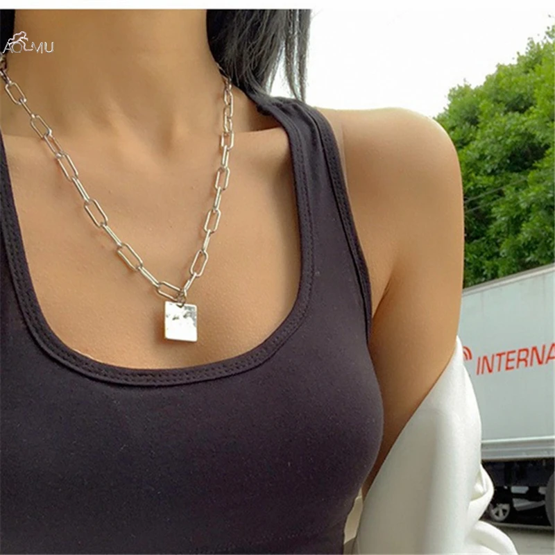 

AOMU Fashion Geometric Hollow Round Crude Chain Necklace For Women Sequins Square Pendant Clavicle Chain Necklace Jewelry