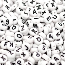 Doreen Caixa Branco & Preto de Forma Aleatória Mista Letra Do Alfabeto Plana Rodada Acrílico Beads Para Jóias DIY Fazendo 7mm(1/4