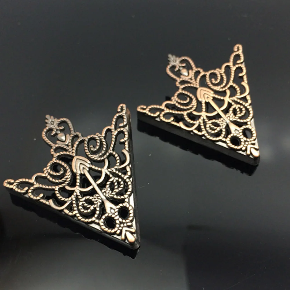 

2018 Brooches Men's Suits And Accessories The Golden Retro Hollow Pattern Shirt Collar Brooch Buckle Angle Triangle Women