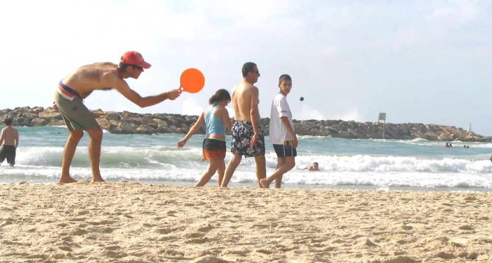 Playing_matkot