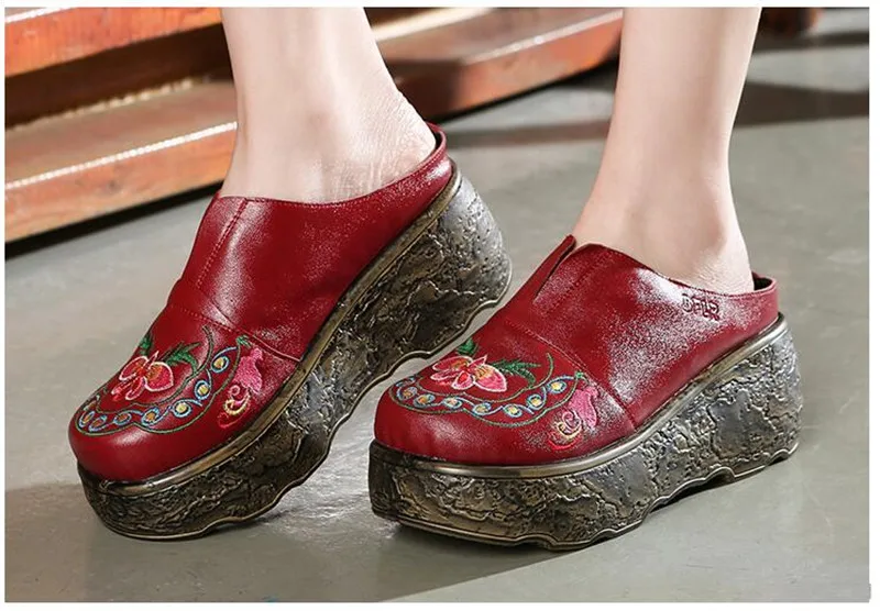 Оригинальная обувь из натуральной кожи с вышивкой в стиле ретро; модные сандалии; коллекция года; летние женские босоножки на платформе; женские сандалии-шлепанцы