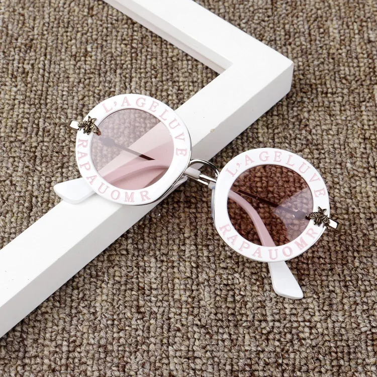 Новые модные солнцезащитные очки для маленьких девочек и мальчиков, однотонные солнцезащитные очки с надписью, 7 цветов - Цвет: White