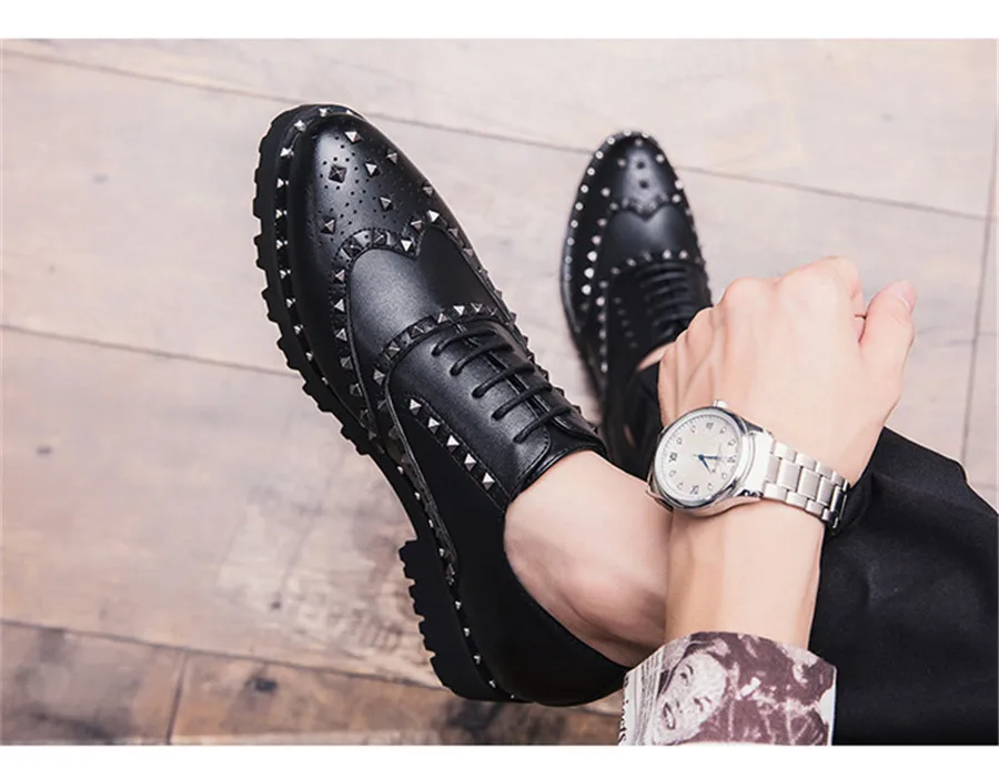 TOSJC/Модная Мужская обувь для скейтбординга в стиле панк с заклепками; мужская повседневная обувь с перфорацией типа «броги»; мужские оксфорды на плоской подошве со шнуровкой; Chaussures Hommes