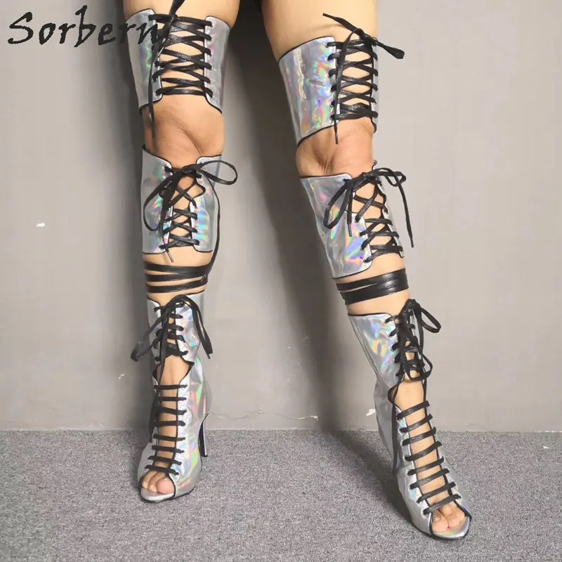Sorbern/Серебристые голографические летние сапоги; цветные сапоги на высоком каблуке-шпильке с открытым носком; сапоги до середины бедра на шнуровке с вырезами