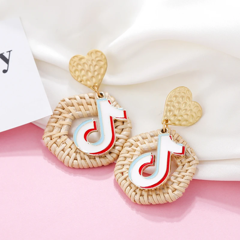 

AENSOA Vintage Ethnic Rattan Straw Weave Earrings For Women Round Alloy Heart Wooden Earrings Statement Jewelry female 2019