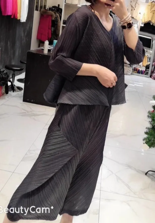 

Miyake new Style v-neck three quarter T-shirt in the fold calf-length pants two-piece outfit IN STOCK