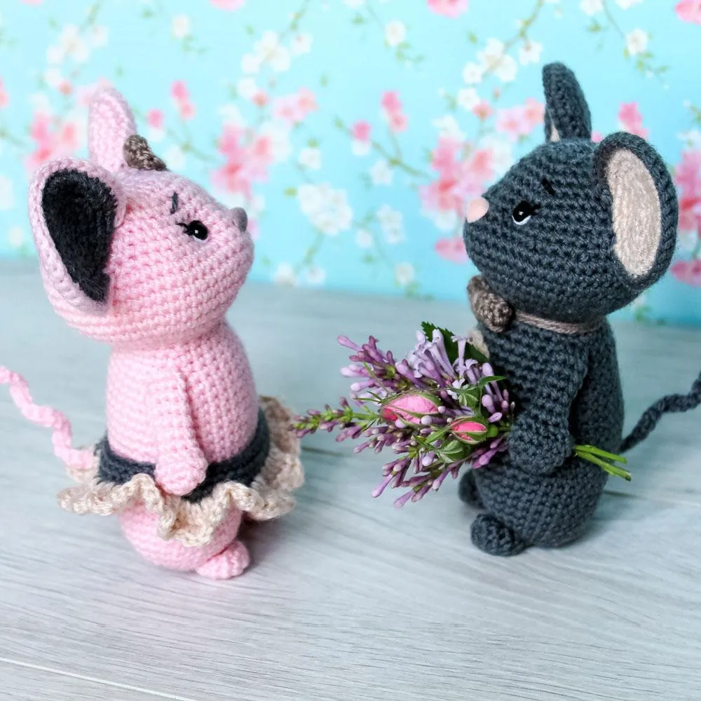 

amigurumi crochet mouse in love