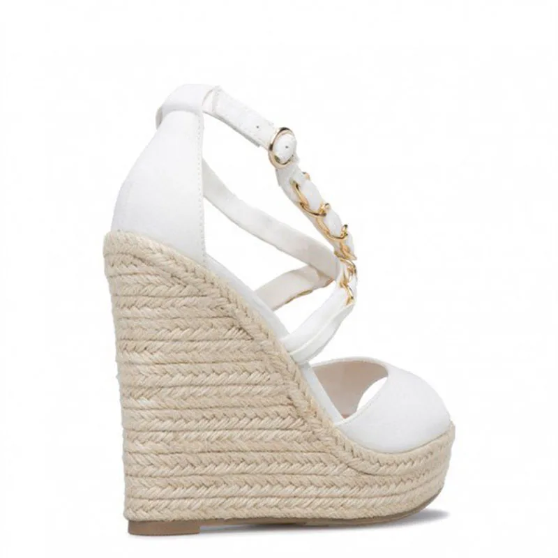 Белые босоножки на танкетке с перекрещивающимися цепочками замшевая обувь
