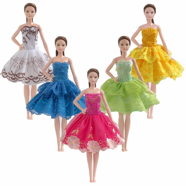 Kit com 10 Conjuntos De Roupas Para Bonecas Barbie - Não Repete