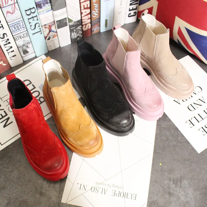 Весенние женские ботинки из натуральной кожи с резным узором; Ботинки martin; женская обувь; ботинки «Челси» в консервативном стиле на плоской подошве; яркие цвета; 12 цветов