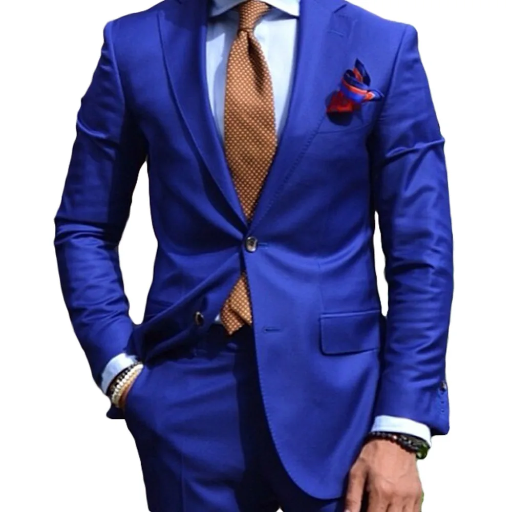Синий костюм на мужчине