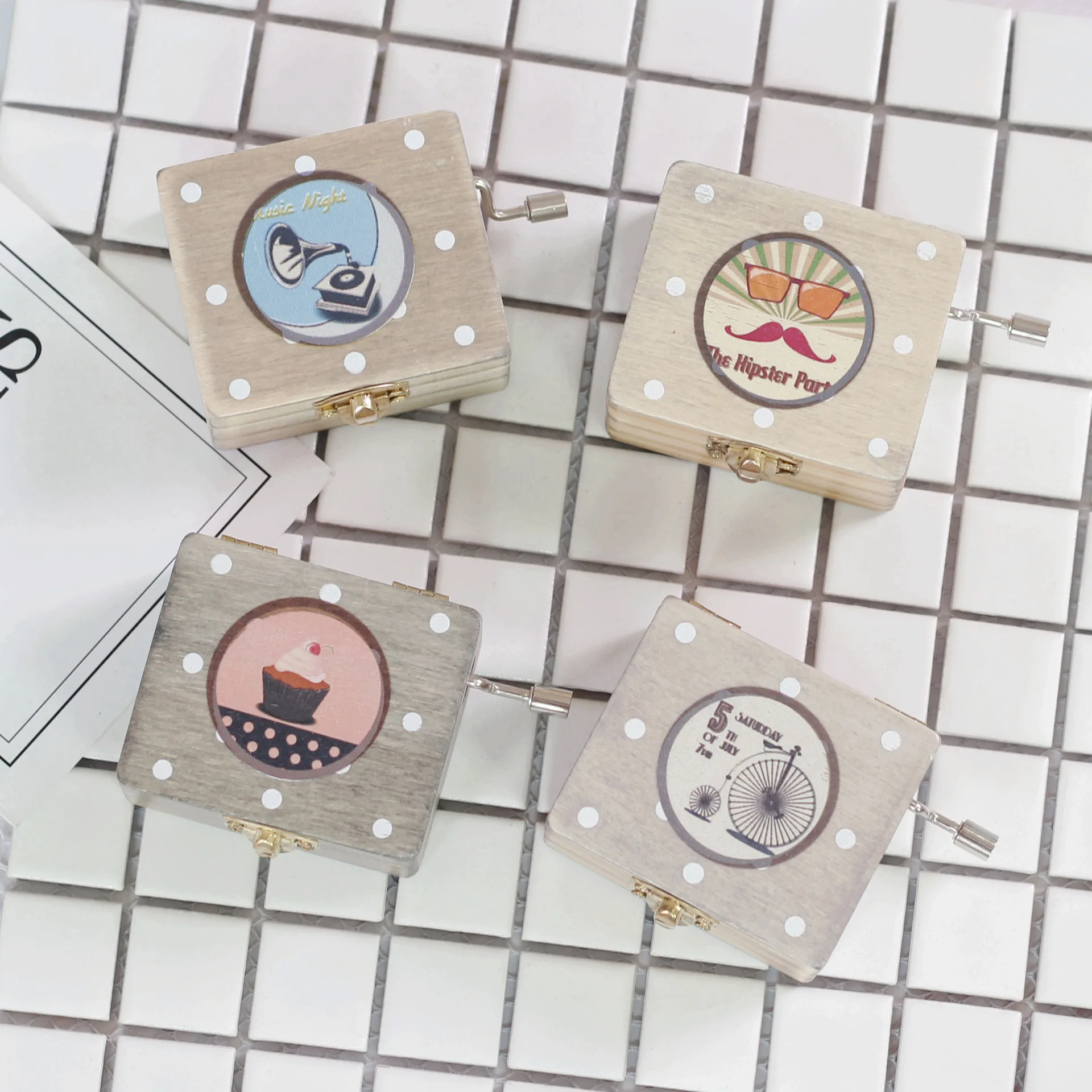 

New Home Decor Cute Mini Animal Wooden Hand Cranked Music Boxes Creative Unique Artware Gift Wooden Music Box for birthday