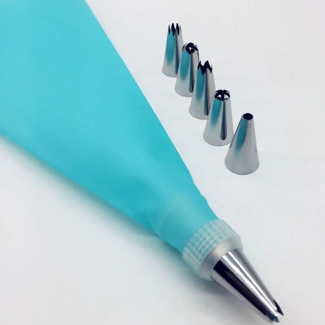 

Kitchen Accessories 8 PCS/Set Silicone Icing Piping Cream Pastry Bag 6 Stainless Steel Nozzle Set DIY Cake Decorating Tips Set