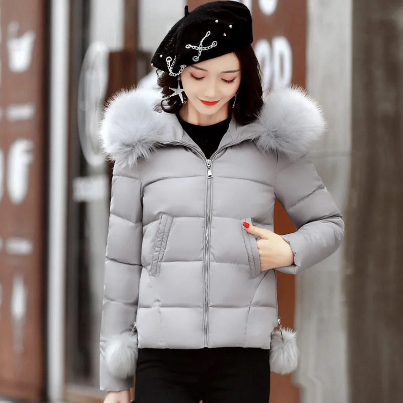 Новое поступление, Зимняя женская куртка с капюшоном и меховыми шариками, Женское пальто, зимняя короткая парка с хлопковой подкладкой, Jaqueta Feminina Inverno - Цвет: Серый