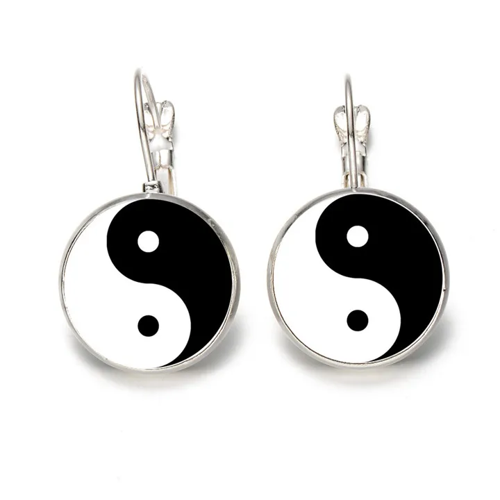 Hot Selling 18mm Glass Cabochon Earring white And Black Yinyang art Picture Stud Earring Jewelry Gift