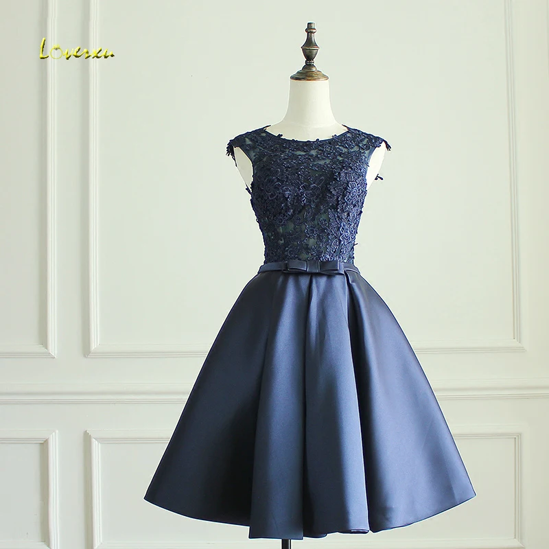 

Loverxu Vintage Taffeta Bow Knee Length Homecoming Dresses 2019 Elegant Scoop Neck Appliques Short Graduation Dress For Party
