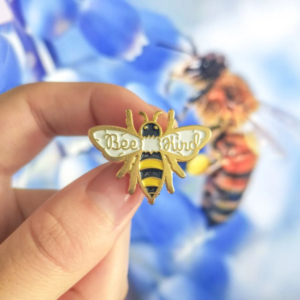 

Cartoon Honey bee Enamel Pin Cute Bee Kind Insect Brooch Animal Buckle Denim Shirt Collar Lapel Pins Badge Jewelry Gifts