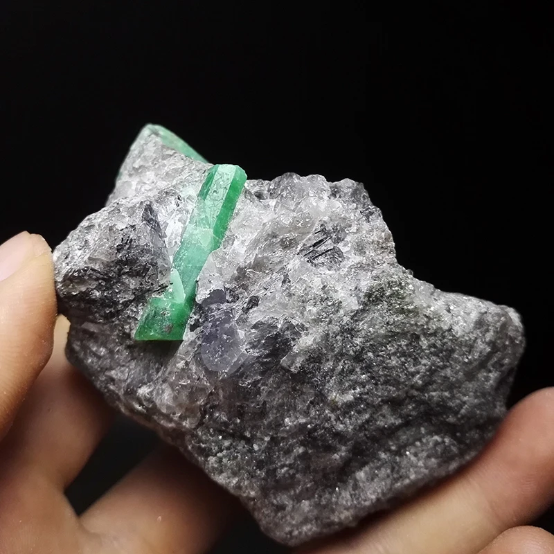 Алмазная руда в реальной жизни. Алмаз руда кимберлит. Алмазы руда. Полезное ископаемое алмаз. Алмаз в реальной жизни.