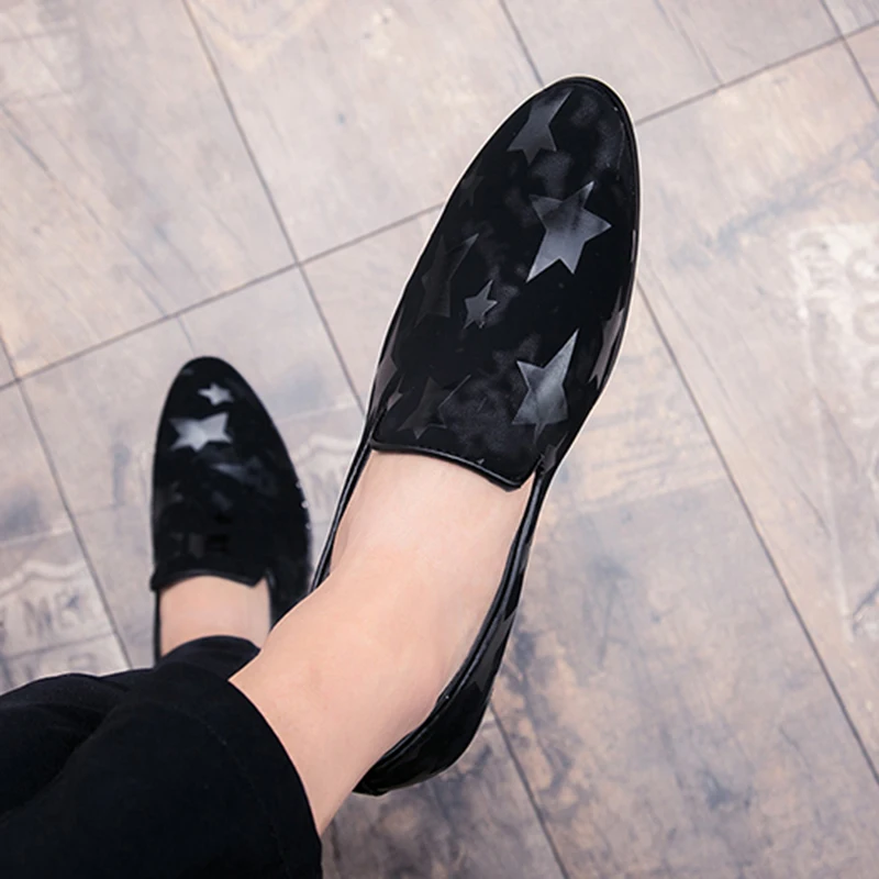 Вышитые Мокасины; повседневные черные бархатные мужские слипоны с цветочной вышивкой; недорогие резиновые туфли с острым носком; большие размеры