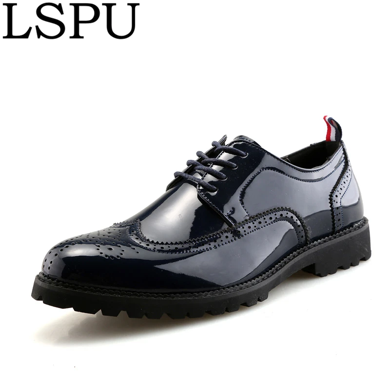 

2019 Bullock Glossy Men Flats Shoes Summer Breathable Men Casual Shoes Carved Lacquered Lace Up Men Leather Shoes Size 38-43