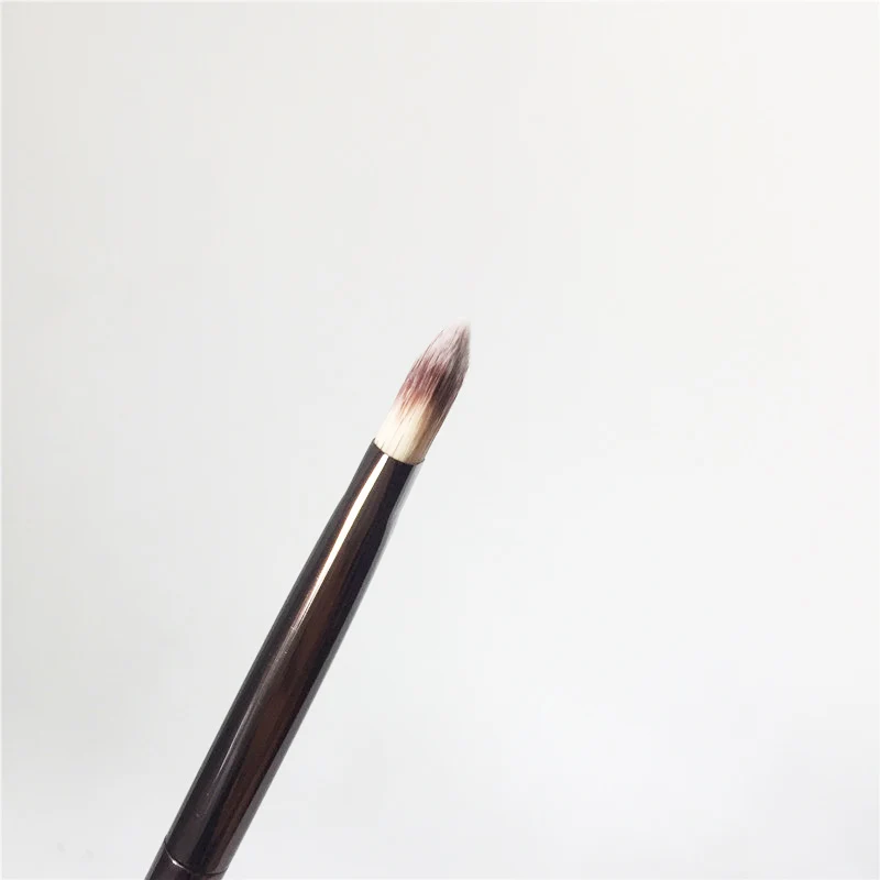 hourglass NO.5 Concealer Brush _ 4