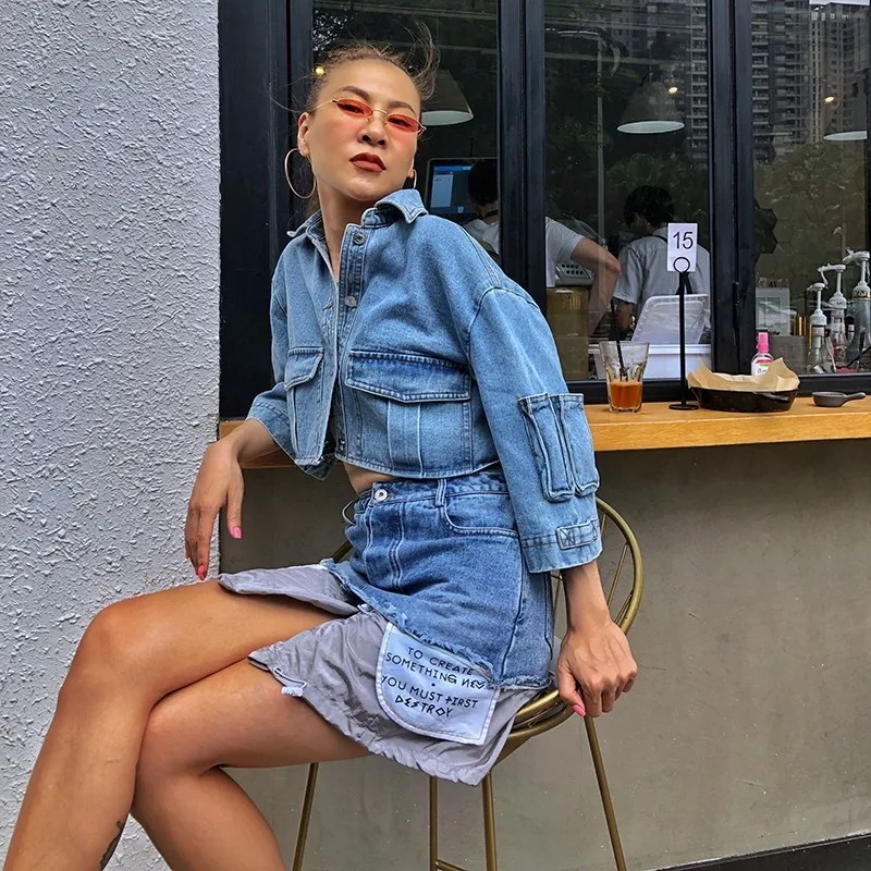 Женская джинсовая куртка TWOTWINSTYLE летний укороченный топ с отложным воротником и