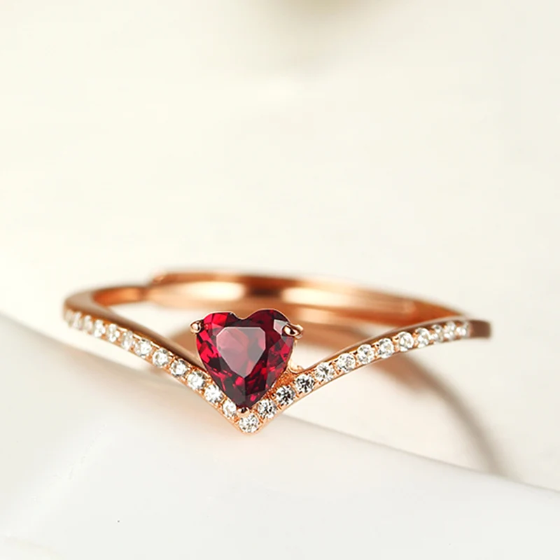 кольцо с рубином сердечко. кольцо с рубином в виде сердца. золотое кольцо с рубином сердце. кольцо с красным камнем. кольцо с рубином в виде сердца.