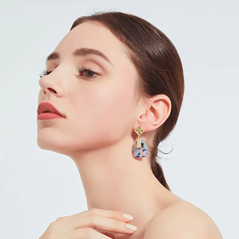 

Fashion Retro Geometry Acrylic Acid Stud Earrng Alloy Sculpture Head Letter Pendant Pendientes Women Jewelry Bijoux Oorbellen