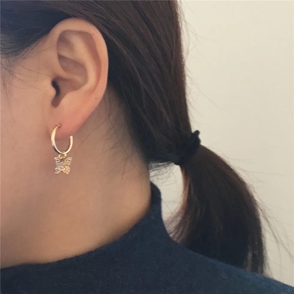 NETTE GOLD FARBE BESCHICHTUNG SCHMETTERLING CHARME KLEINE HOOP OHRRINGE FÜR FRAUEN MÄDCHEN