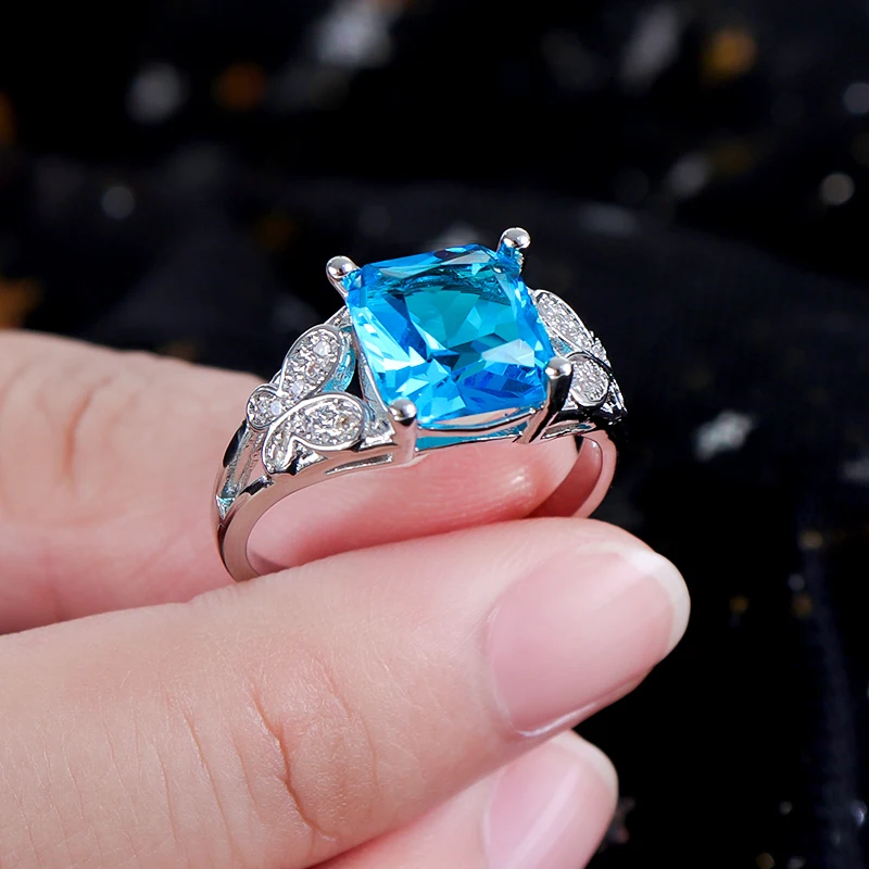 стильные кольца с сапфиром. кольцо с большим голубым камнем. кольцо с топазом серебро. кольцо с большим голубым камнем. кольцо с топазом лондон блю золото.