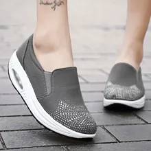 Женские кроссовки на платформе с изображением кота; красивая обувь с круглым носком; спортивная обувь на танкетке для девочек; женская обувь со стразами