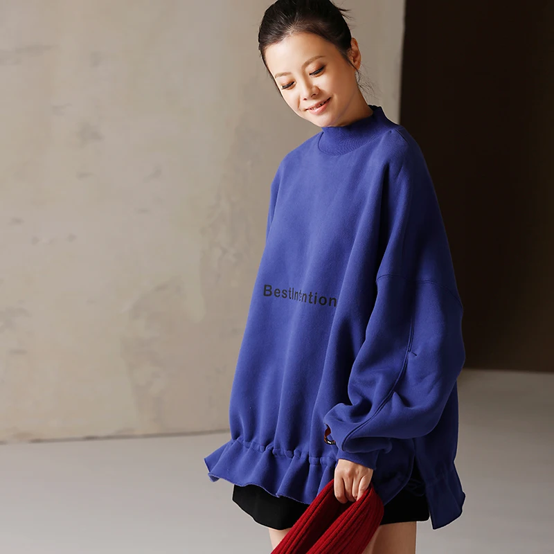 

R9363 A large print hoodie with a large, high-necked monogram and a loose bud