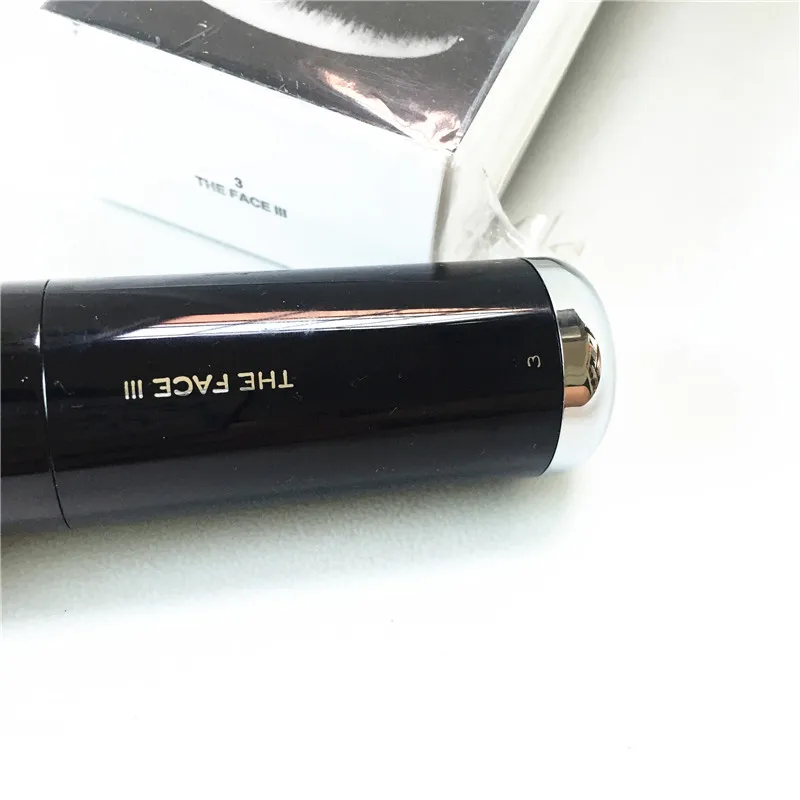 Marc Jacobs The Face III Buffing Foundation Brush _ 3