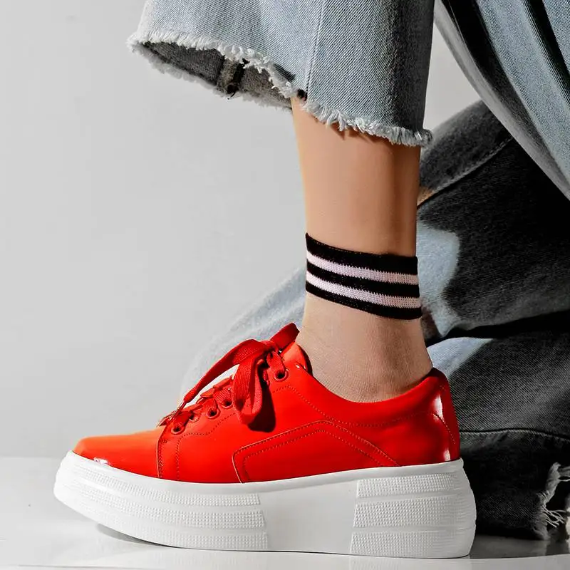 Lenkisen/Обувь для молодых девушек с круглым носком на толстой подошве; кроссовки на шнуровке в европейском стиле суперзвезды размера плюс; сезон весна; повседневная обувь; Вулканизированная обувь; L1f2 - Цвет: Красный